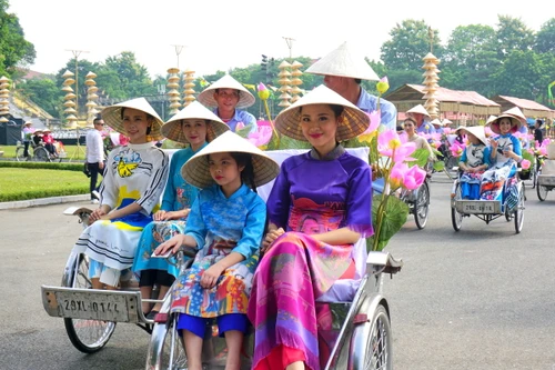 Festival Áo dài Hà Nội thu hút trên 30.000 lượt khách