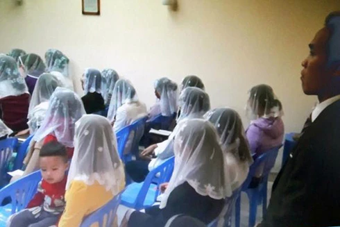 Bất lực nhìn người thân đập bàn thờ tổ tiên, u mê đi theo tà đạo 'Hội Thánh Đức Chúa Trời'