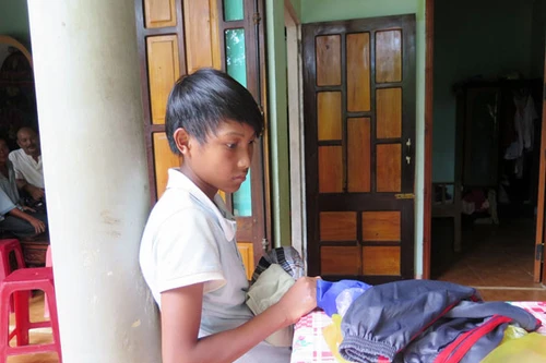 Hai thiếu niên băng rừng bỏ trốn khỏi bãi vàng "khổ sai"