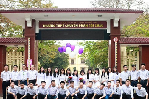 Một lớp có 9 thí sinh đạt điểm xét tuyển đại học từ 27 điểm trở lên