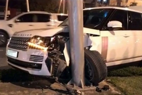 Hà Nội: 'Xế sang' Range Rover đâm cột điện, long bánh trước