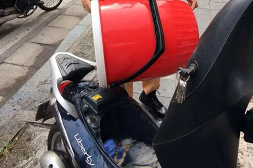 Hà Nội: Xe liberty bất ngờ bốc cháy khi đang chạy 