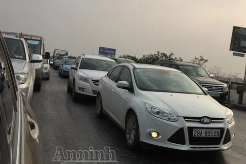 Ngày 28 Tết, đoàn dài ôtô nhích từng mét trên đường cao tốc