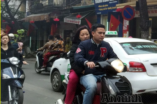 Cố tình "quên" mũ bảo hiểm, đầu trần phi xe máy... đón Xuân