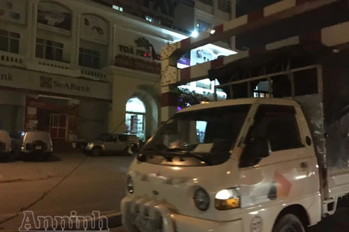 Xe tải mắc kẹt trên cầu vượt Láng Hạ- Huỳnh Thúc Kháng