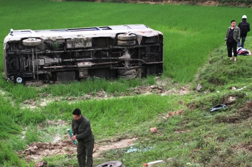 Xe khách mất lái lao xuống ruộng, 8 người nhập viện cấp cứu