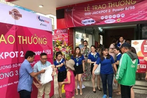 Chủ nhân giải thưởng hơn 3,6 tỉ xổ số Vietlott tặng gạo cho dân nghèo