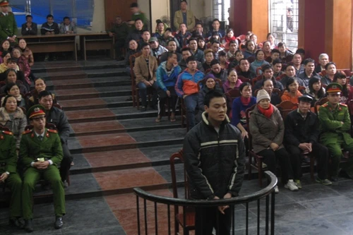 Buôn gần 60kg pháo nổ, bị cáo bất ngờ “cò quay” khi ra toà