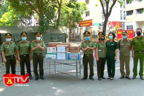 Tặng quà các chốt bảo vệ khu cách ly phòng chống dịch Covid-19