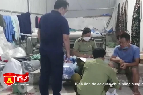 Phát hiện cơ sở sản xuất áo chống nắng có dấu hiệu giả mạo nhãn hiệu