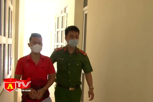 Bắt đối tượng liều lĩnh cầm dao đột nhập vào nhà dân đe dọa cướp tài sản