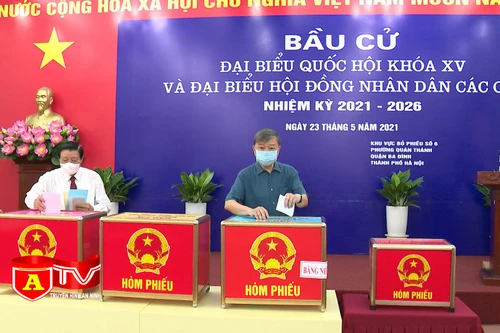 Bộ trưởng Bộ Công an Tô Lâm bỏ phiếu bầu cử tại phường Quán Thánh