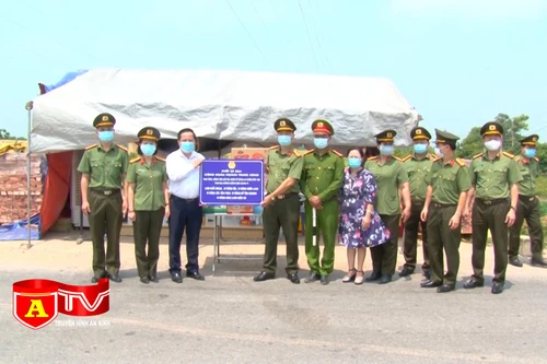 Tặng quà, động viên lực lượng Công an Thủ đô trên tuyến đầu chống dịch