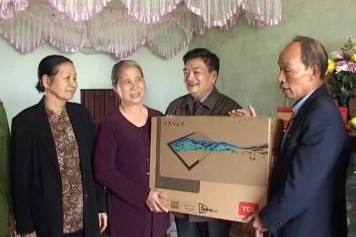 Thăm hỏi, chúc Tết CBCS có hoàn cảnh khó khăn