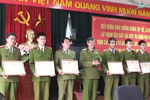 Khen thưởng thành tích phá vụ án trộm cắp tiệm vàng tại Long Biên