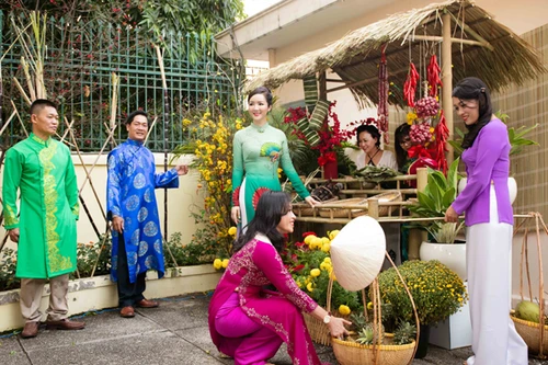 Hoa hậu Giáng My tổ chức chợ hoa Tết tại… nhà riêng