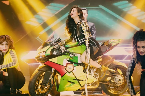 Hoàng Thuỳ Linh bất ngờ xin rút khỏi The Remix