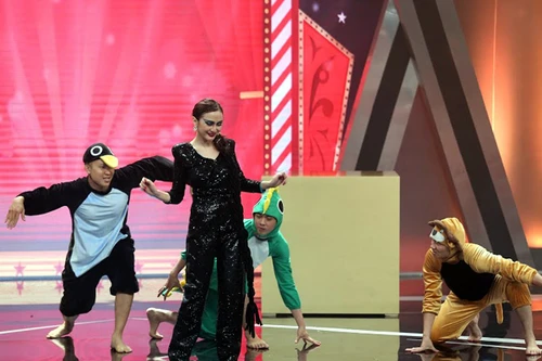 "Người đẹp dao kéo" Kelly Nguyễn lần đầu diễn hài cùng Trịnh Tú Trung