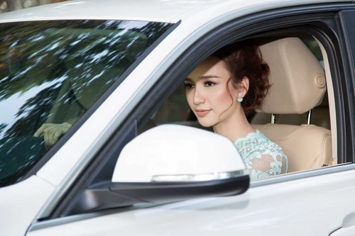 Hoa hậu Ngọc Diễm "lướt" xế xịn đi dự sự kiện
