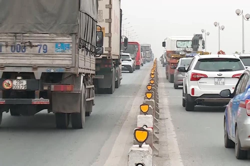 Giảm tốc độ lưu thông trên cầu Thanh Trì, càng ùn tắc nghiêm trọng?