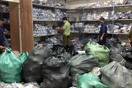 Tạm giữ hơn 3.000 sản phẩm giày, dép giả mạo nhãn hiệu