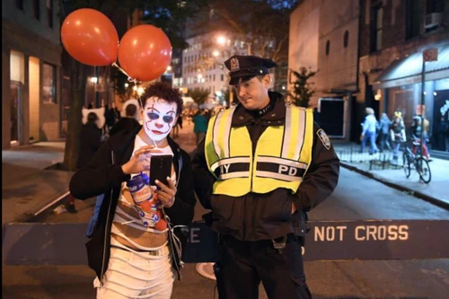 Đêm Halloween vẫn sôi động sau vụ tấn công tại New York