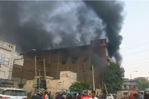 Ấn Độ: Cháy nhà máy, 3 người chết, nhiều lính cứu hỏa vẫn mắc kẹt