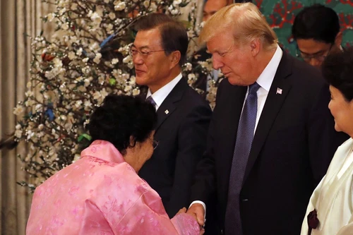 Tranh cãi ngoại giao sau việc "phụ nữ mua vui" Hàn Quốc trong tiệc chào mừng Tổng thống Trump