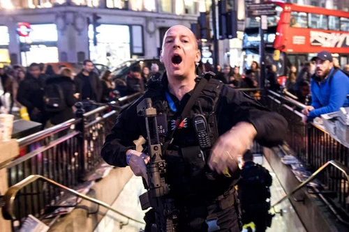 Báo động khủng bố của Anh từ thông tin giả, 16 người bị thương