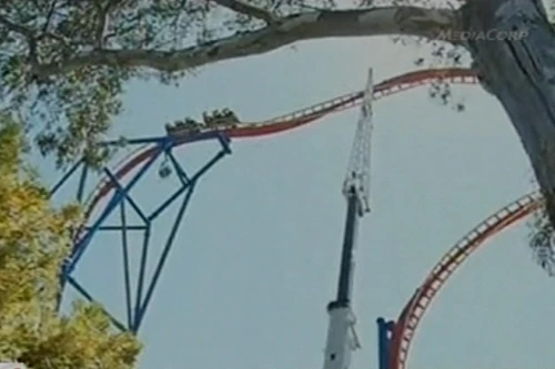 Hàng chục du khách bị mắc kẹt trên tàu lượn siêu tốc