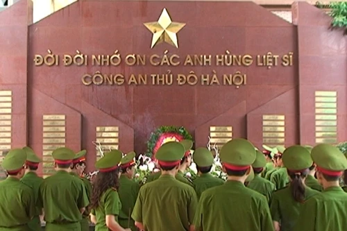 Dâng hương kỷ niệm tưởng nhớ các anh hùng liệt sĩ