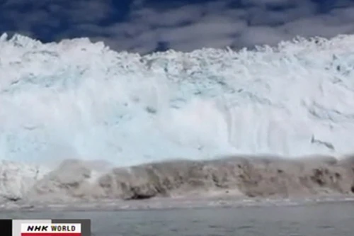 Chiếc thuyền may mắn thoát khỏi sóng lớn do băng tan 