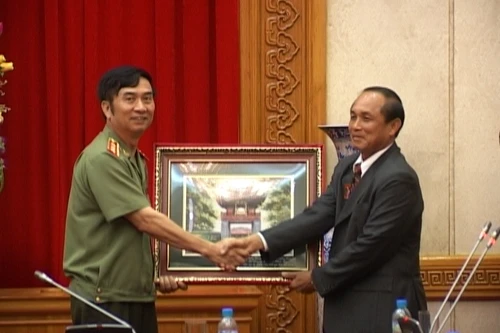 Đoàn đại biểu đại diện cho các tầng lớp nhân dân Lào thăm Việt Nam