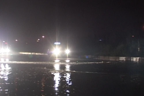 Ngang nhiên xả thải trên đại lộ Thăng Long