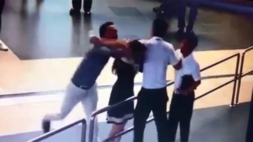 Không khởi tố vụ 2 nam hành khách hành hung nữ nhân viên hàng không Nội Bài