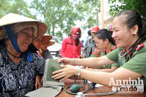 Vượt sông về với đồng bào rốn lũ Tuyên Hóa, Quảng Bình
