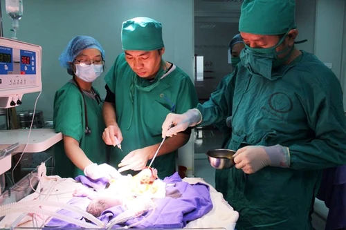 Cứu sống bé sơ sinh bị lồi ruột non, đại tràng ra ngoài thành bụng