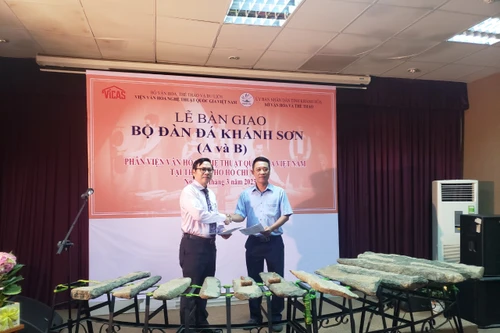 2 bộ đàn đá Khánh Sơn có niên đại 4.000 năm được bàn giao cho tỉnh Khánh Hòa 