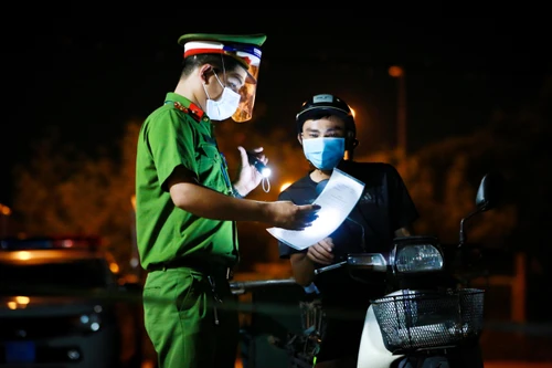 [Ảnh] Hình ảnh không quên về các chiến sĩ công an Thủ đô trong đại dịch