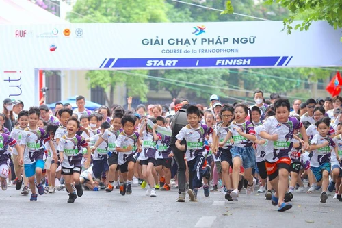 Hơn 1.500 người tham gia Giải chạy Pháp ngữ 2022 tại phố đi bộ Hồ Gươm