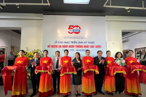 Giới thiệu 50 tác phẩm mỹ thuật xuất sắc chào mừng 50 năm ngày thống nhất đất nước