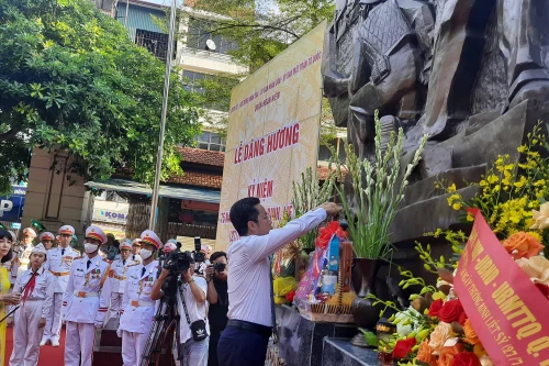 Quận Hoàn Kiếm tổ chức Lễ dâng hương tưởng nhớ các anh hùng liệt sĩ 