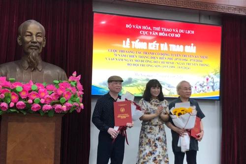 Trao giải thưởng sáng tác tranh cổ động về Điện Biên Phủ và Bộ đội Trường Sơn 