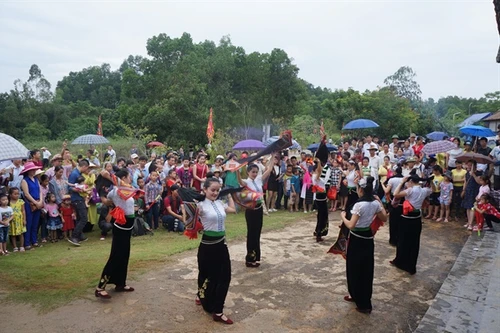 Trải nghiệm văn hóa truyền thống tại Làng Văn hóa-Du lịch các dân tộc Việt Nam