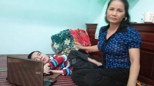 Chàng thi sĩ bại liệt bán sách thơ ủng hộ Quỹ vaccin phòng chống Covid