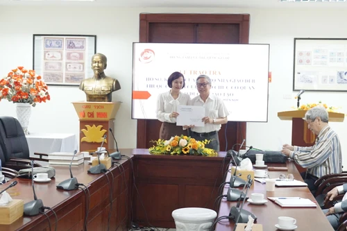 Trao trả hồ sơ, kỷ vật của cán bộ nhà giáo đi B