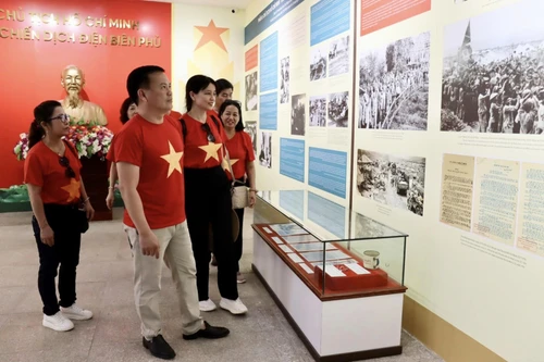 Trưng bày chuyên đề "Chủ tịch Hồ Chí Minh với chiến dịch Điện Biên Phủ"