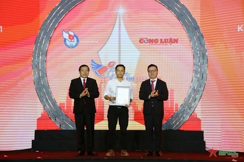 Bộ ảnh "Lời khẩn cầu từ dòng Đà Giang” giành giải Đặc biệt “Khoảnh khắc báo chí 2021” 