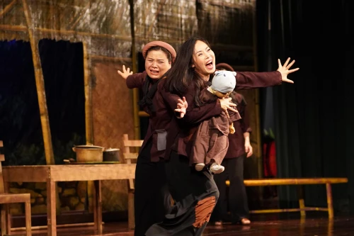 Câu chuyện cảm động về người mẹ điên lên sân khấu kịch