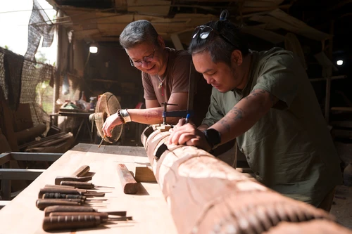 Tranh trừu tượng Trần Nhật Thăng đặt trên cột nhà, mảnh gỗ có tuổi đời cả trăm năm